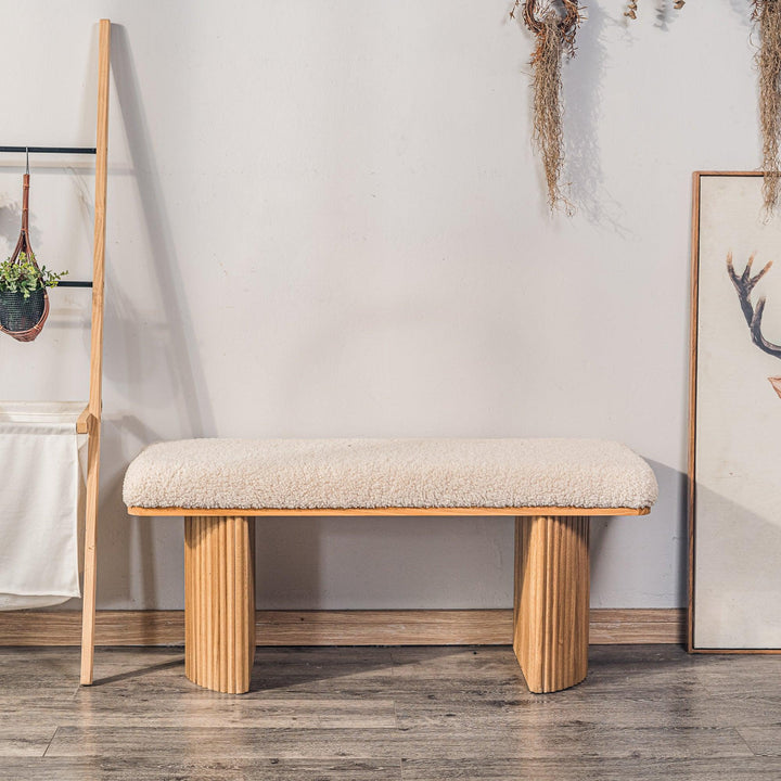 Banc en bois massif et bouclettes blanches