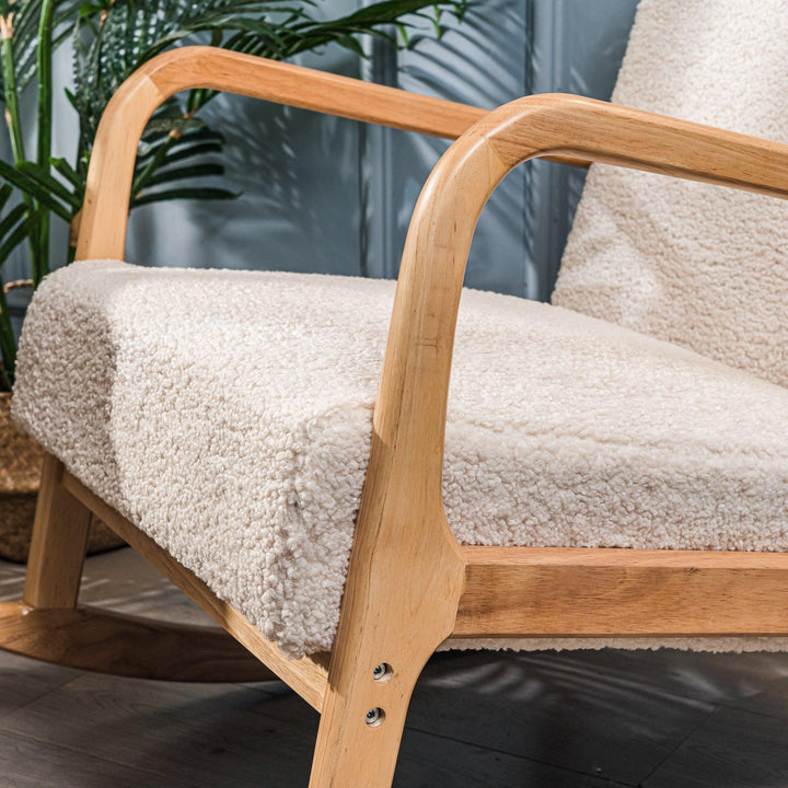 Rocking chair en bois massif et bouclettes blanches