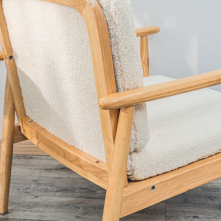 Fauteuil de salon en bois massif et bouclettes blanches