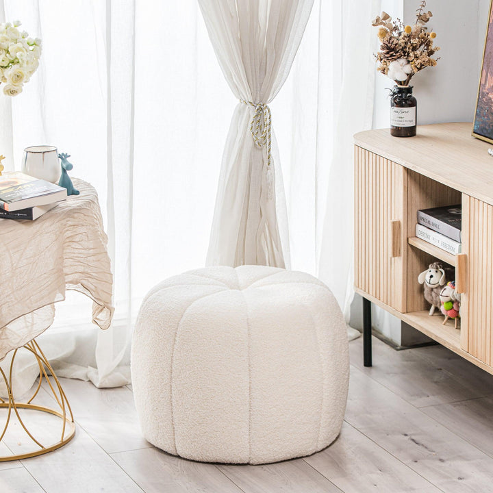 Pouf en bouclettes blanches avec rayures