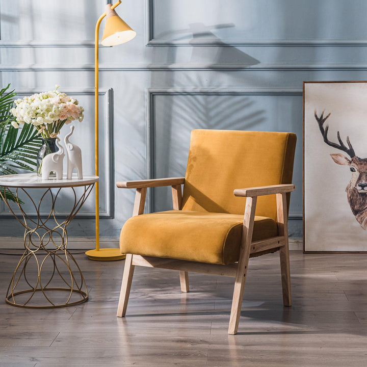 Fauteuil de salon en bois massif et velours jaune moutarde