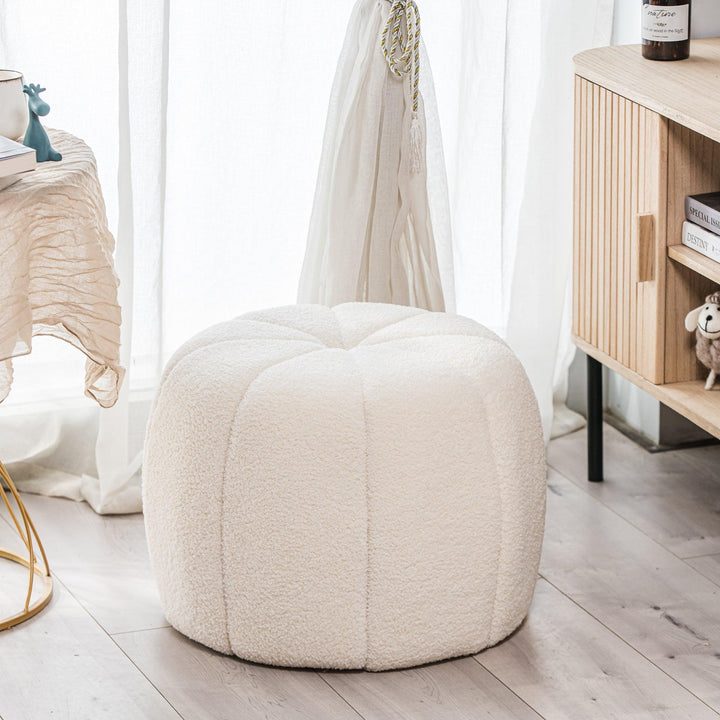 Pouf en bouclettes blanches avec rayures