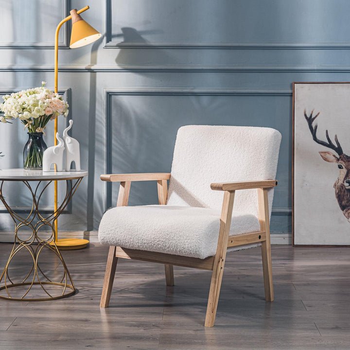 Fauteuil de salon en bois massif et bouclettes blanches